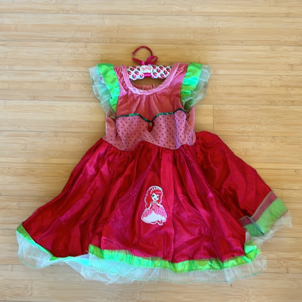 Adorable Strawberry shortcake costume 🍓
